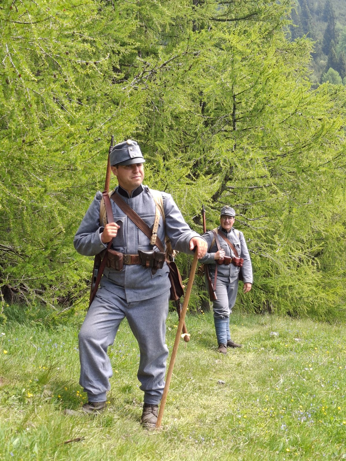Corno Battisti, soldati lungo il percorso.