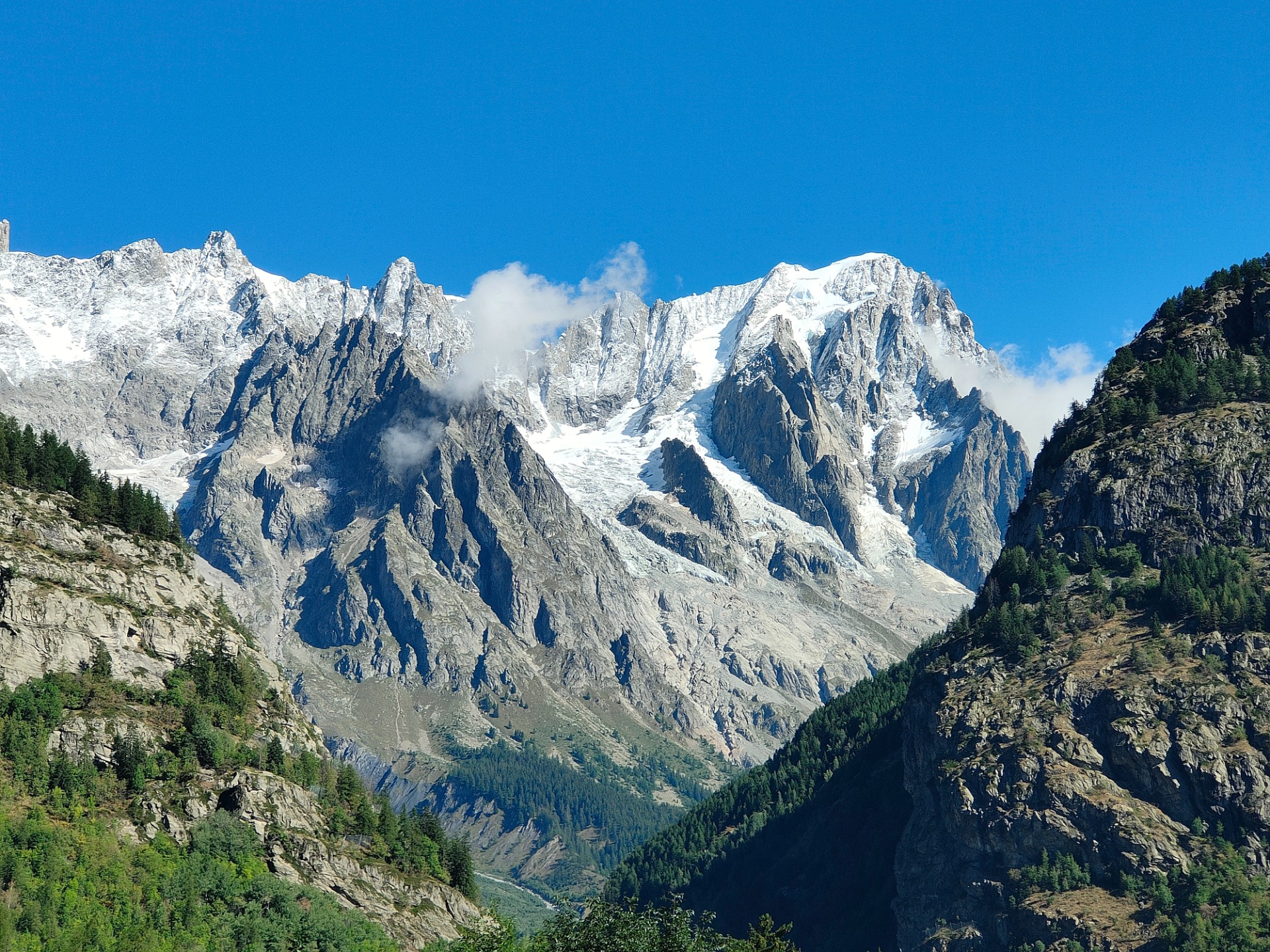 Ai piedi del Bianco, cime del Bianco con ghiacciaio 