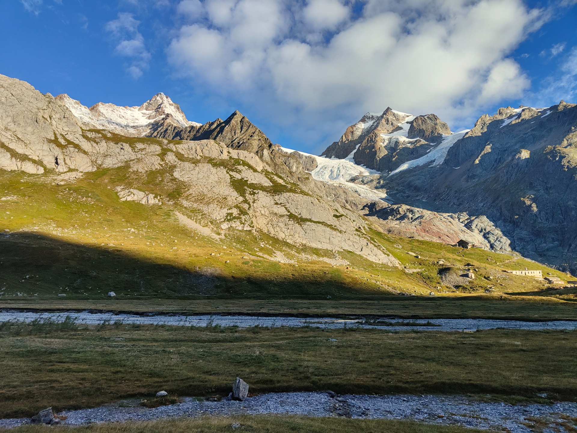 Ai piedi del Bianco, cime del Bianco con ghiacciaio 