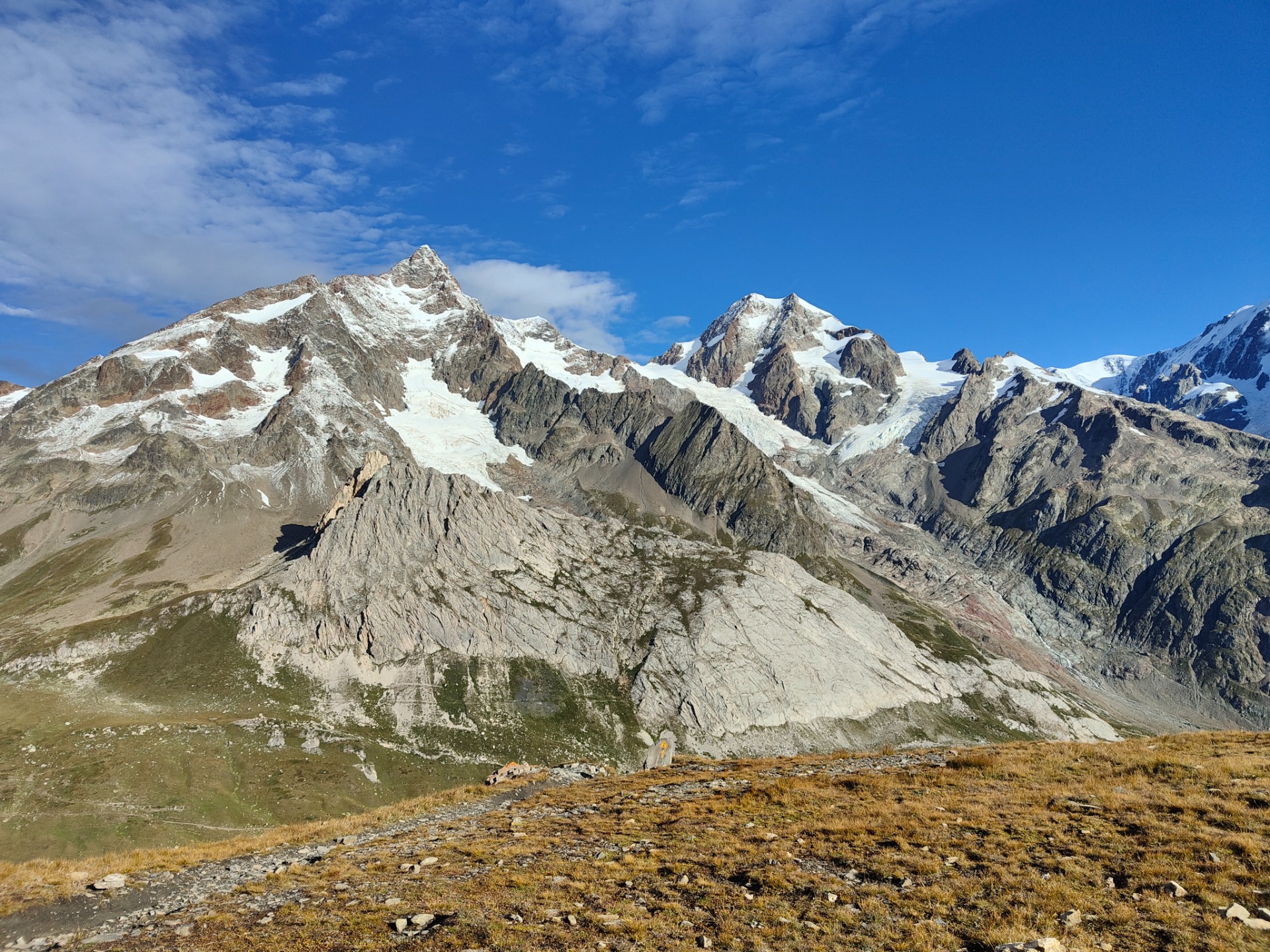 Ai piedi del Bianco, cime del Bianco con ghiacciaio 