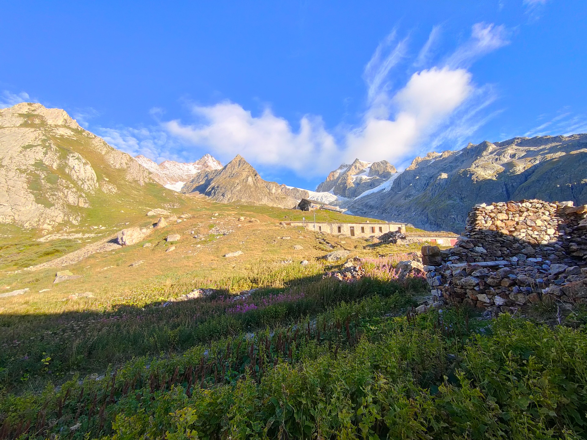 Ai piedi del Bianco, cime del Bianco con ghiacciaio 