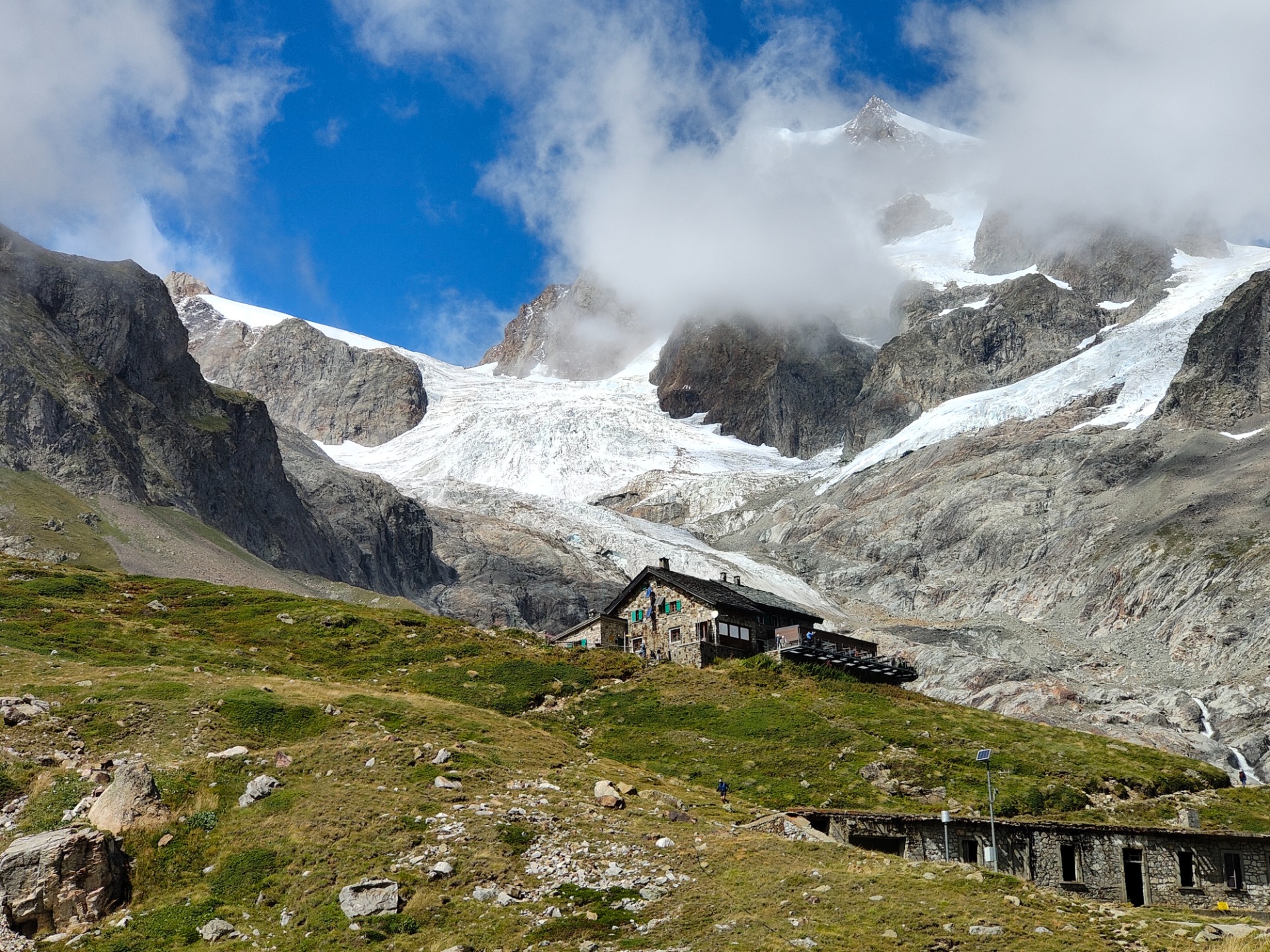 Ai piedi del Bianco, cime del Bianco con ghiacciaio e rifugio Elisabetta