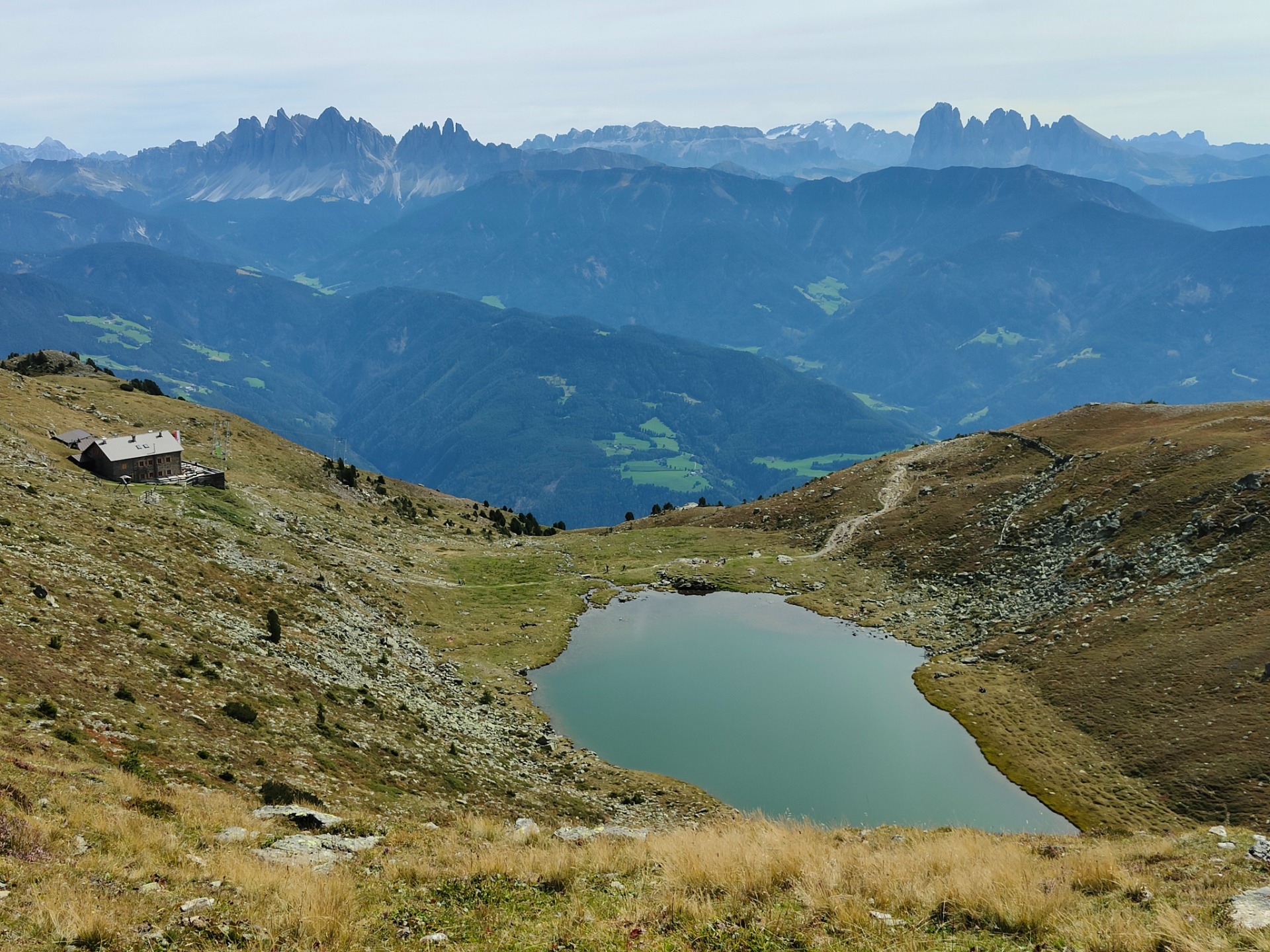 Monte del Pascolo, lago Rodella e rifugio, con le dolomiti nello sfondo