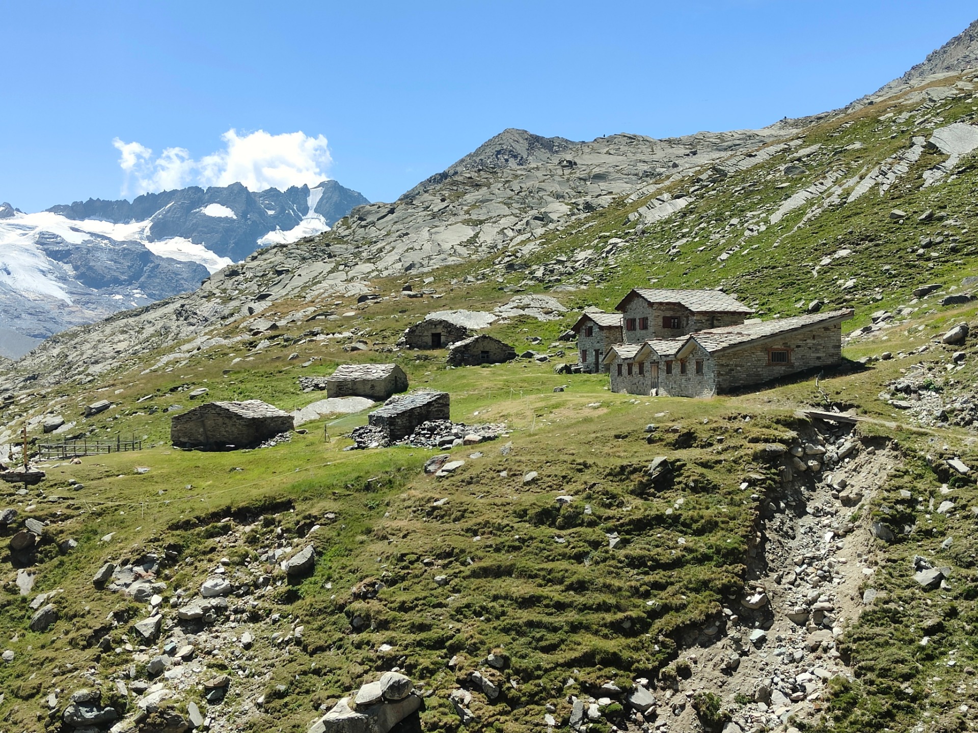 Parco del Gran Paradiso, ricovero animali lungo il percorso