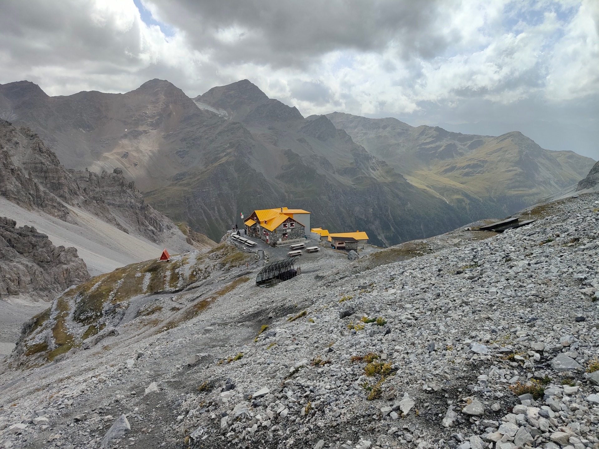 Giro del Confinale, rifugio 5° alpini